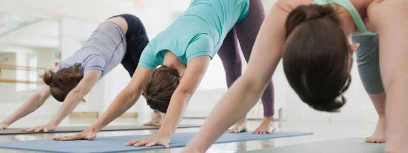 Personas en una clase de Yoga