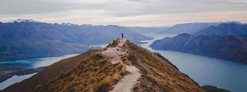 Persona al final de un sendero, en una montaña